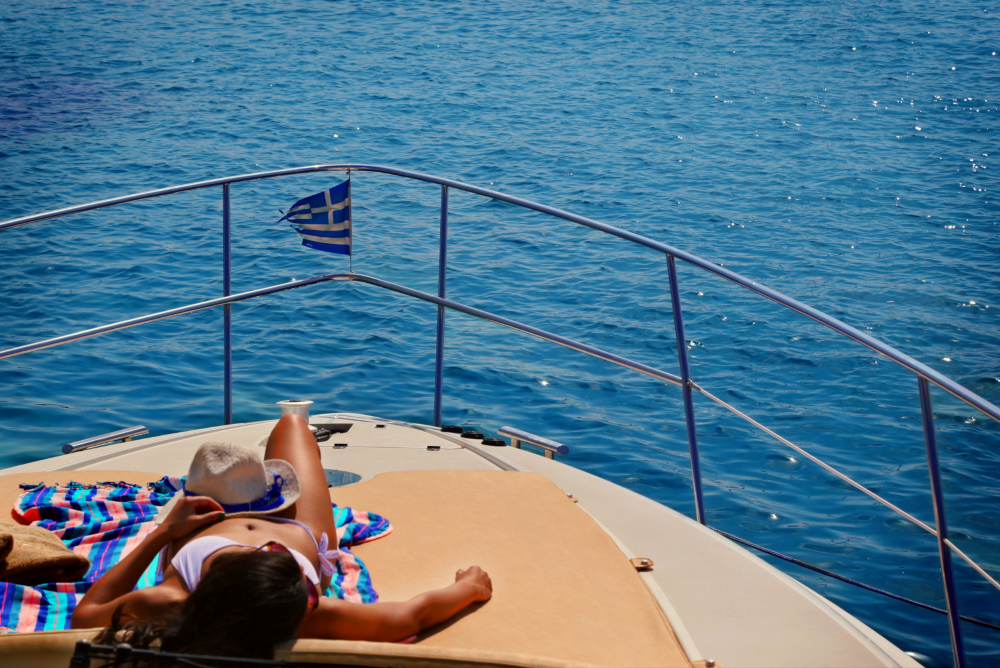 Luxury Azimut 46 Flybridge Yacht Charter in Mykonos – Mykonos Yachting CompanyMykonos Yachting - Private & Luxury Yacht Charter - "JennyZ" - Azimut 46 Flybridge