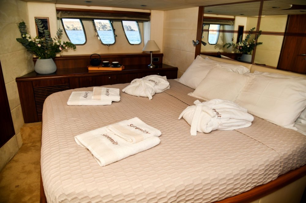 60 Flybridge "Serenity" Charter in Mykonos | Mykonos Yachting