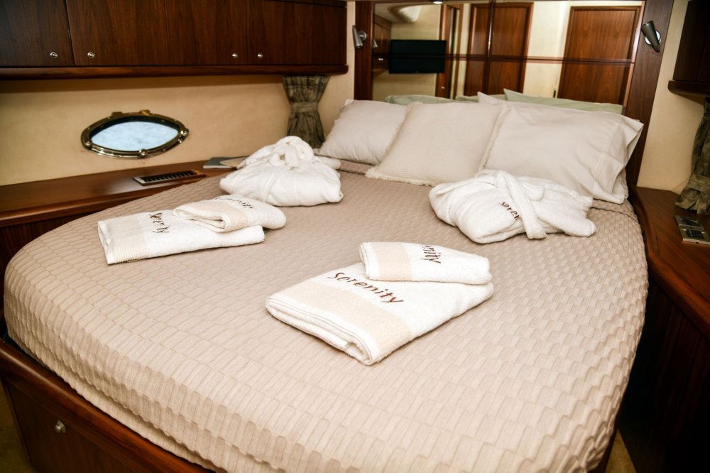 60 Flybridge "Serenity" Charter in Mykonos | Mykonos Yachting